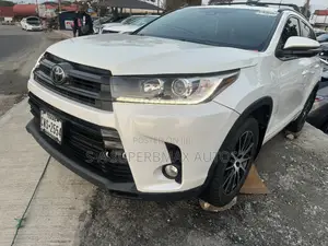 Toyota Highlander SE 4x4 V6 (3.5L 6cyl 8A) 2018 White