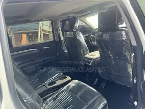 Toyota Highlander SE 4x4 V6 (3.5L 6cyl 8A) 2018 White
