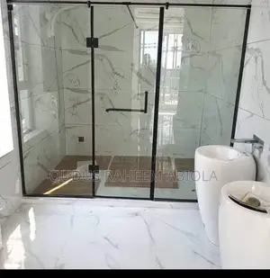Sawer Cubicle With Black Accessories