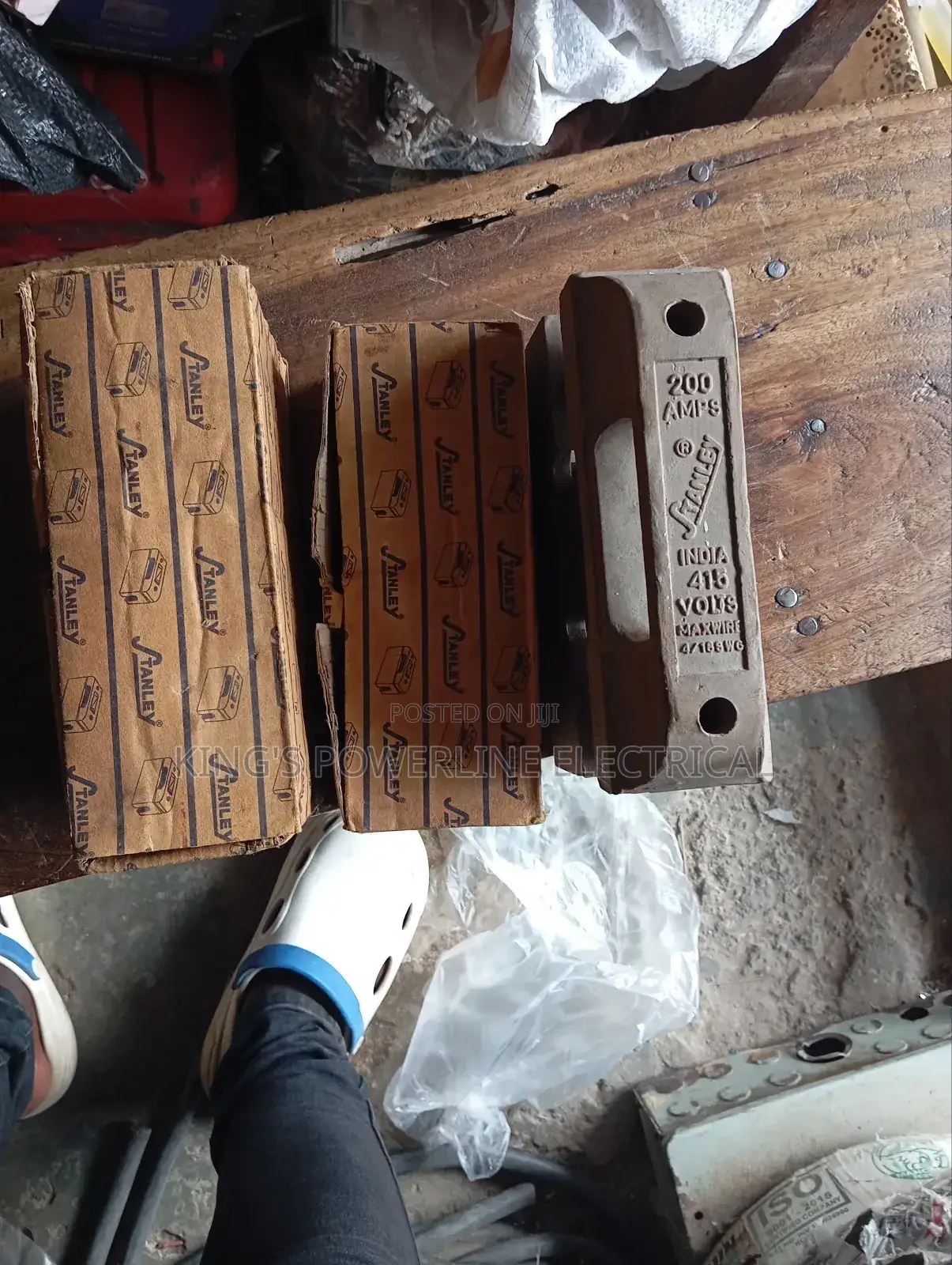 200 Amps Fuse and Base