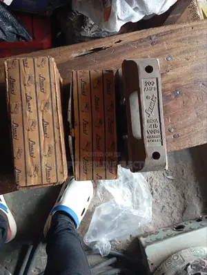 200 Amps Fuse and Base