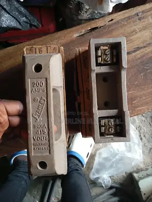 200 Amps Fuse and Base