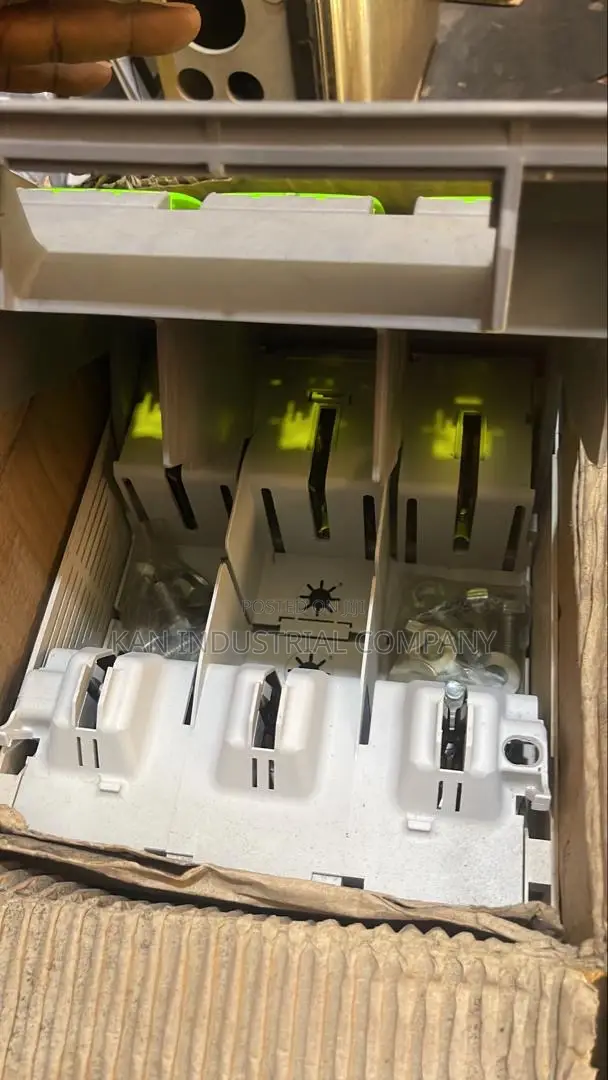 Fuse Carries 3 in 1. 250/400 Amps