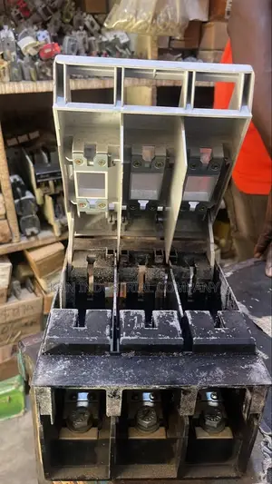 Fuse Carries 3 in 1. 250/400 Amps