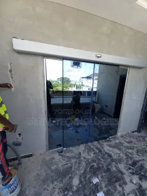 Service for Automatic Motion-Tracking Sliding Door