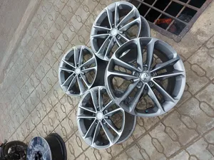 Hyundai Alloyed 19rim!