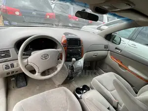 Toyota Sienna XLE Limited AWD 2006 Gold