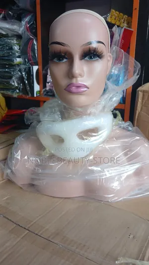 Shoulder Mannequin With Full Lashes