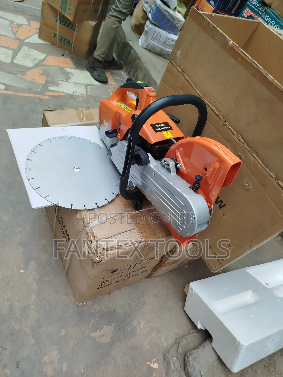 Portable Saw/Concrete Cutting Machine.