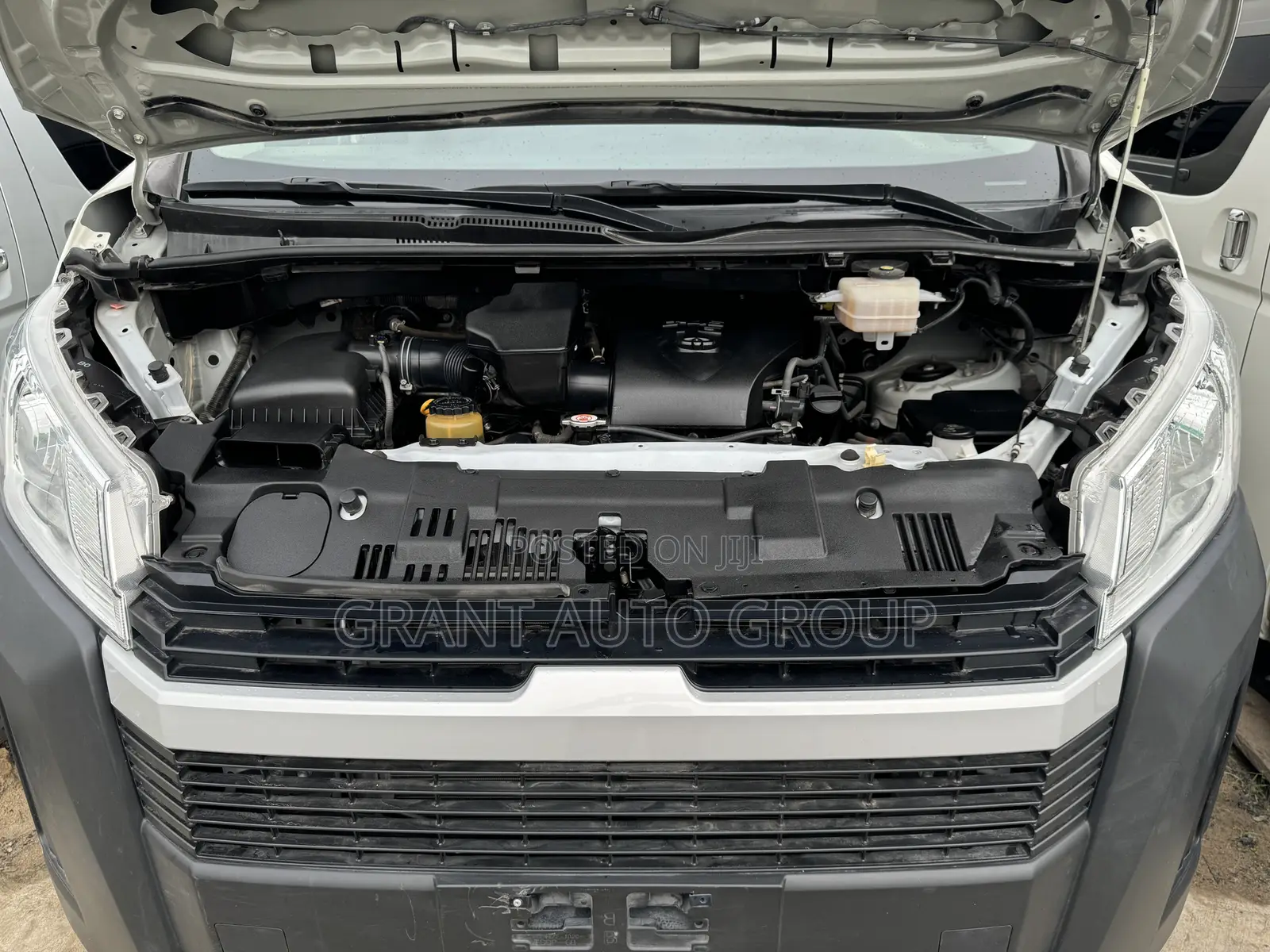 Toyota HiAce 2021 White