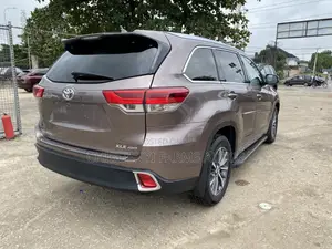 Toyota Highlander XLE 4x4 V6 (3.5L 6cyl 8A) 2017 Brown