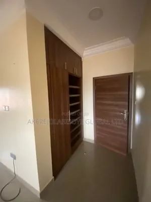 5bdrm Duplex in In An Estate for rent