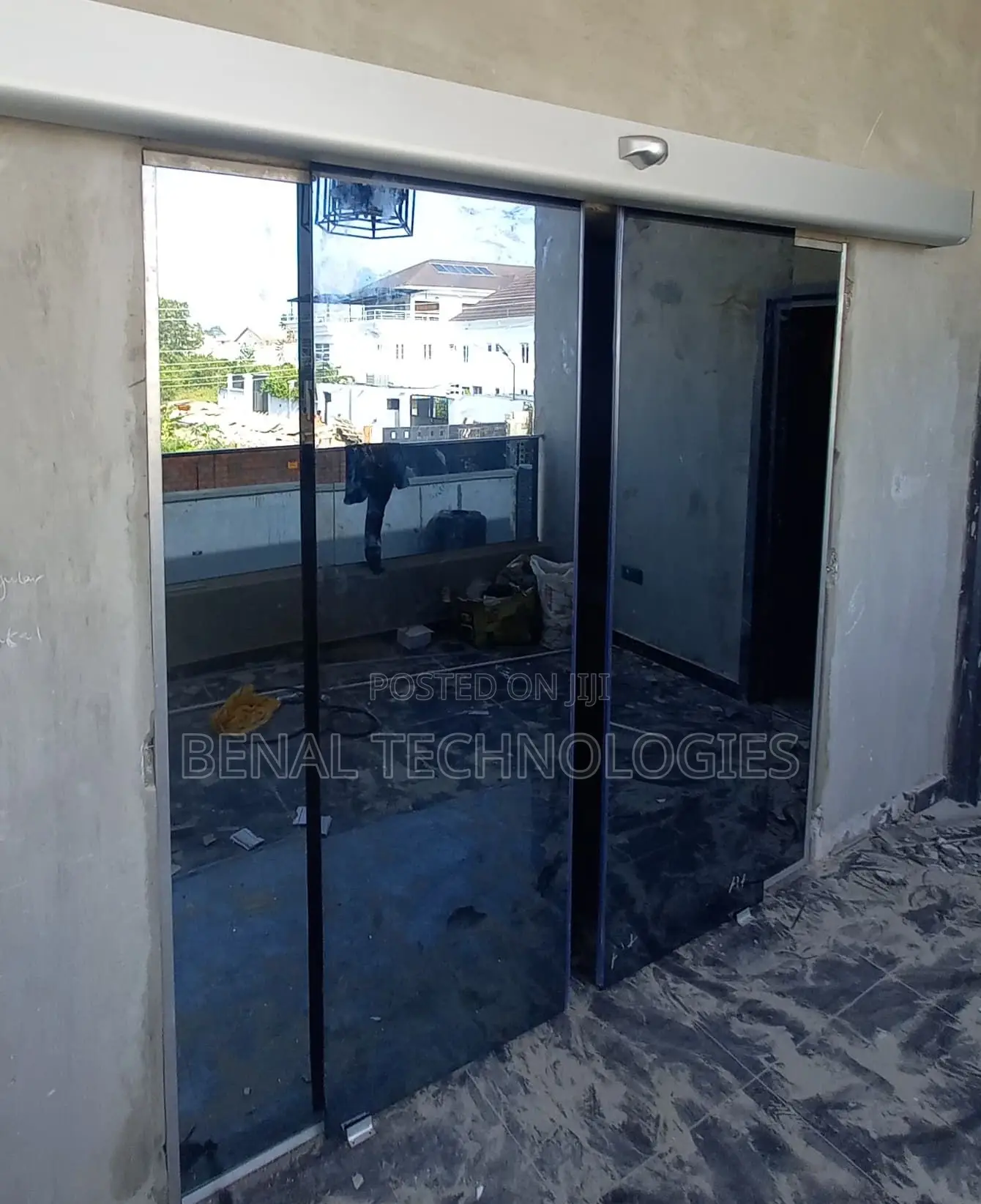 Motion-Adaptive Gateway Door