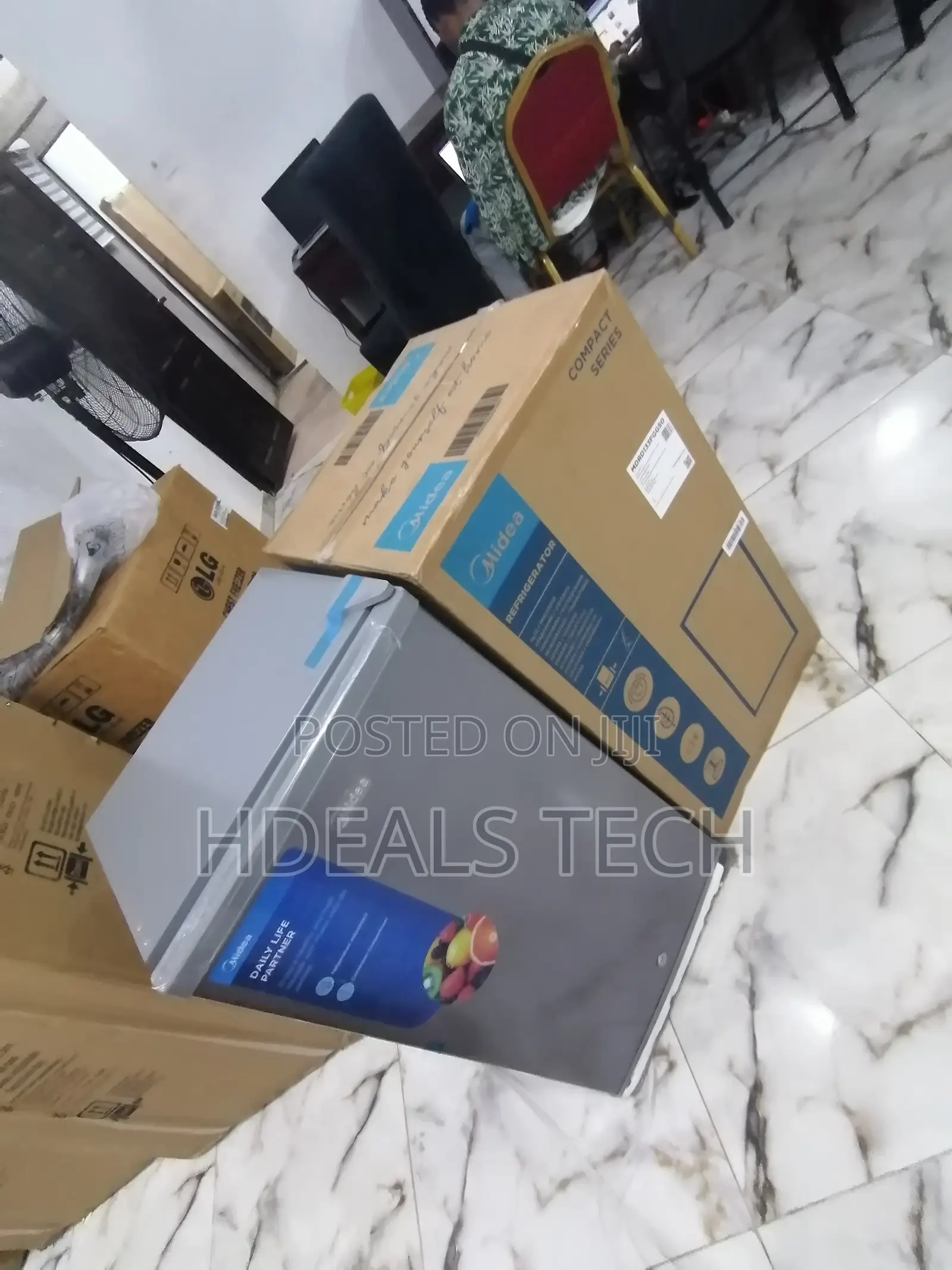 Amazing Single Door Refrigerator 90L < Midea