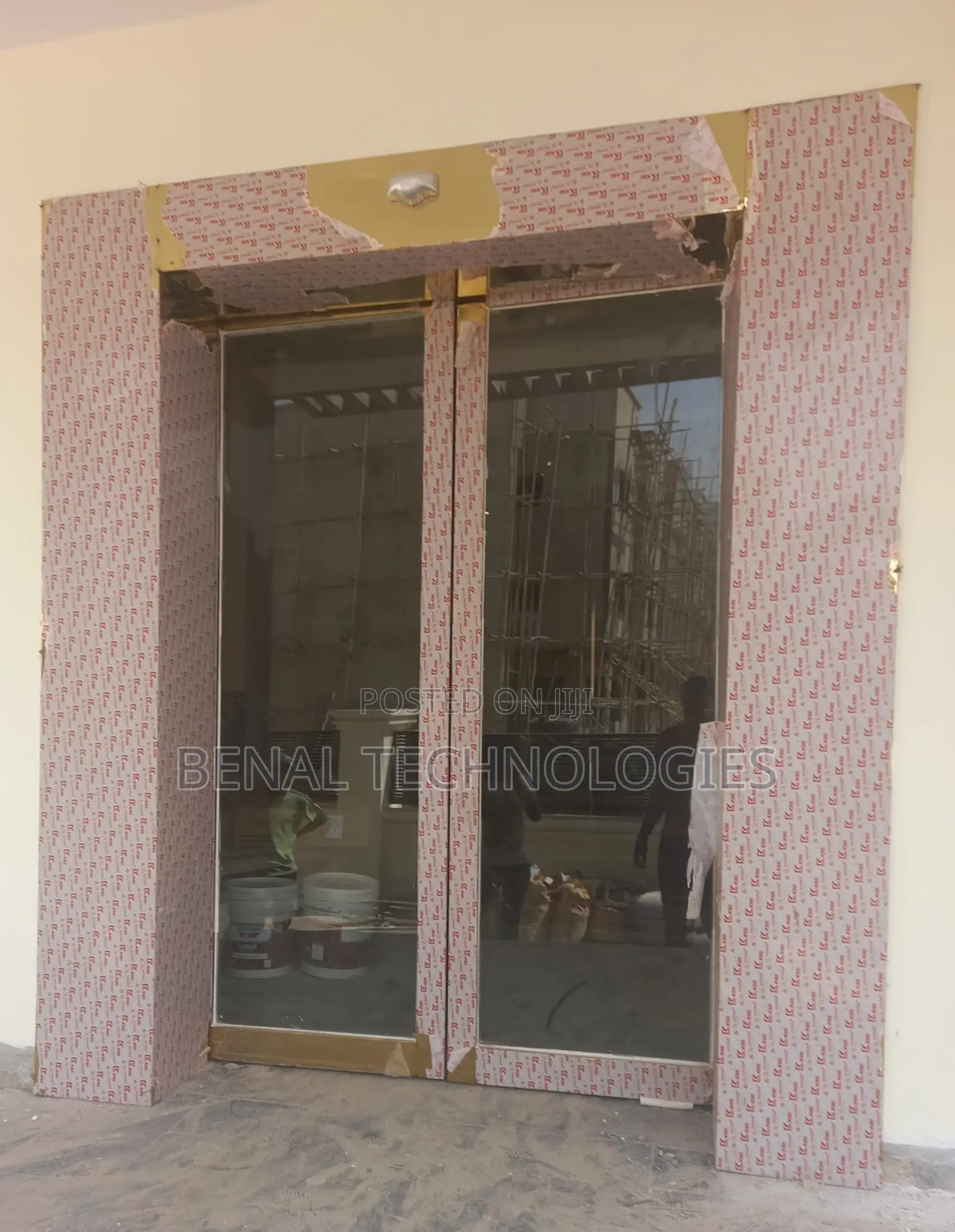 Automatic Motion-Detection Glass Door