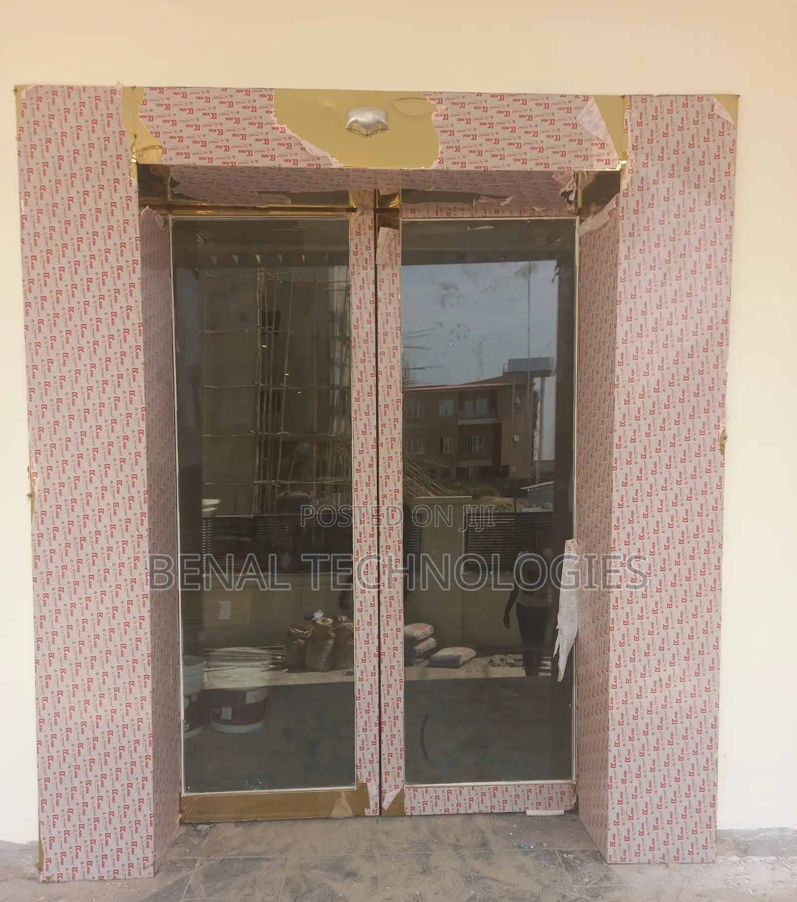 Smart Sensor-Controlled Glass Entry