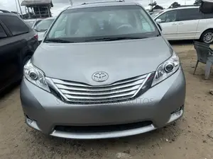 Toyota Sienna XLE AWD 7-Passenger 2013 Silver