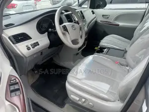 Toyota Sienna XLE AWD 7-Passenger 2013 Silver