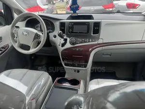 Toyota Sienna XLE AWD 7-Passenger 2013 Silver