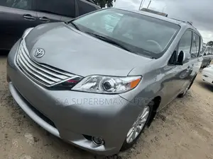 Toyota Sienna XLE AWD 7-Passenger 2013 Silver