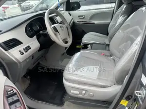 Toyota Sienna XLE AWD 7-Passenger 2013 Silver