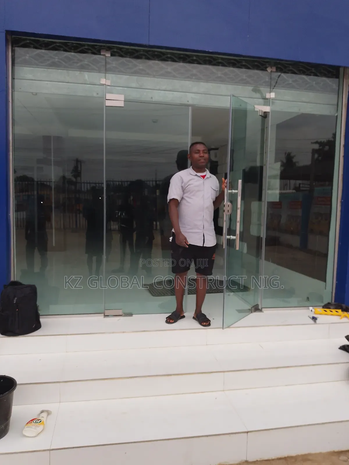 Frameless Swing Door With Fix Light 111