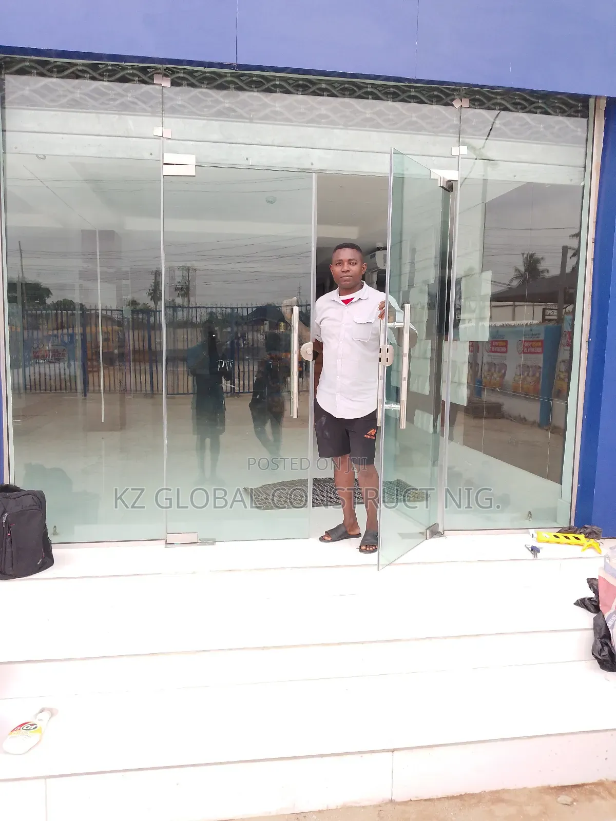 Frameless Swing Door With Fix Light 111