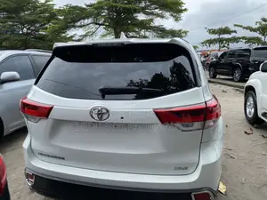 Toyota Highlander XLE V6 4x2 (3.5L 6cyl 6A) 2016 White