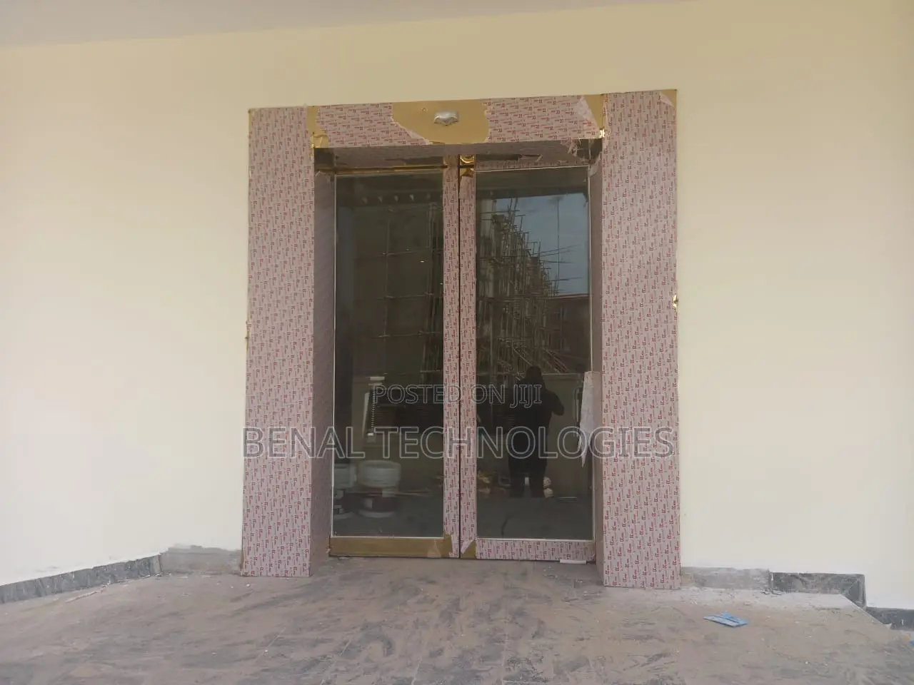 Automatic Sliding Glass Entry With Smart Sensor Solutions