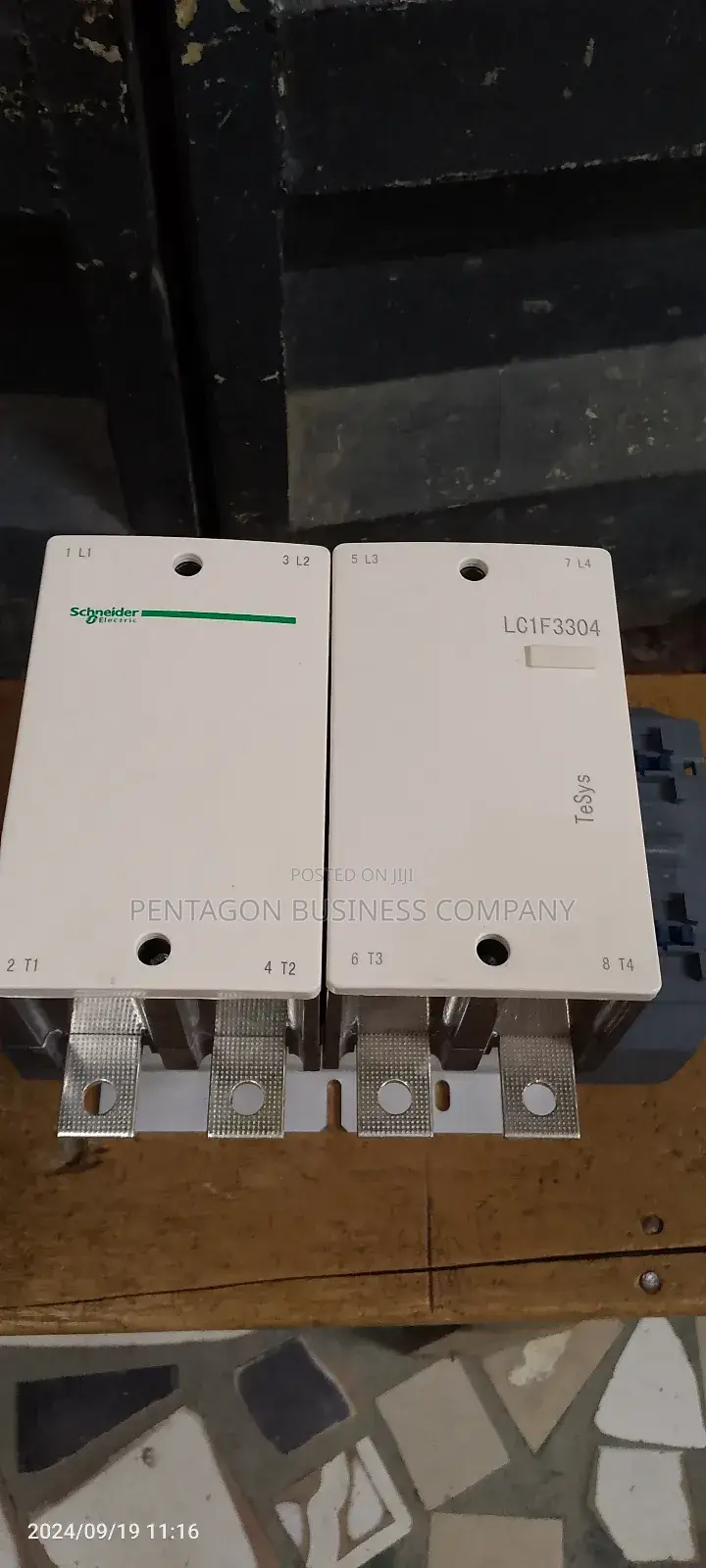 F330 4pole Schneider Contactor (400ahms)