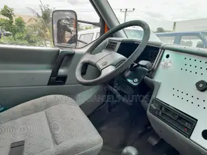 Volkswagen Transporter 2004 Yellow