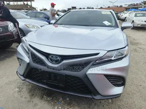 Toyota Camry SE FWD (2.5L 4cyl 8AM) 2018 Silver