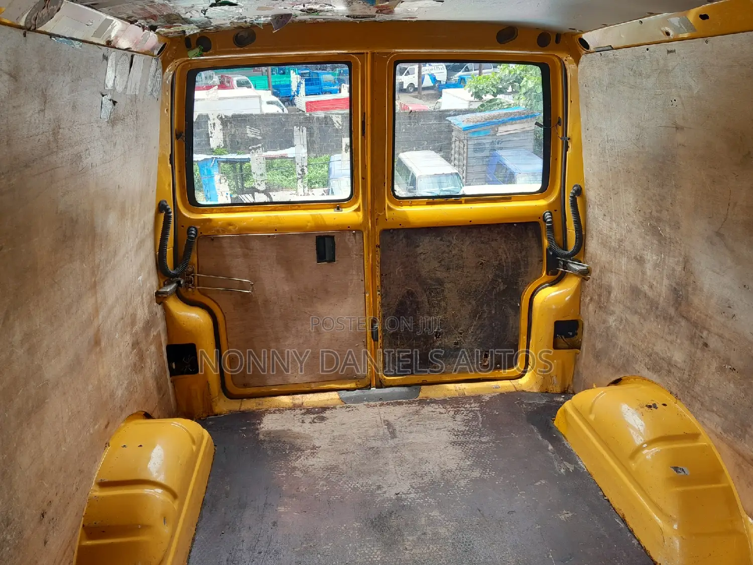 Volkswagen Transporter 2005 Yellow