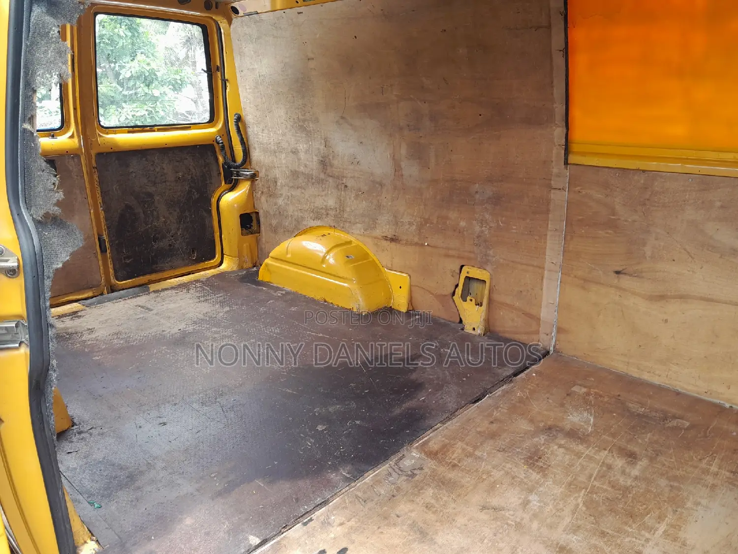 Volkswagen Transporter 2005 Yellow