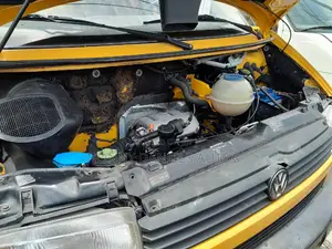 Volkswagen Transporter 2005 Yellow