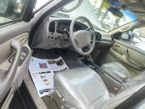 Toyota Sequoia 2004 Silver