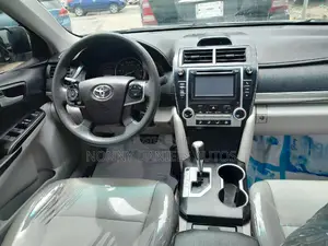 Toyota Camry LE 4dr Sedan (2.5L 4cyl 6A) 2012 Silver
