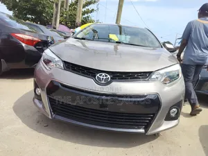 Toyota Corolla 2015 Gold
