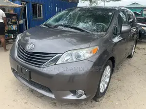 Toyota Sienna LE AWD 7-Passenger 2013 Gray