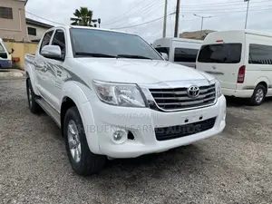 Toyota Hilux SR5 4x4 2015 White