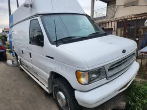 Photo - Ford E350 2002 White