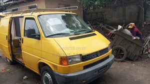 Volkswagen Transporter 2004 Yellow