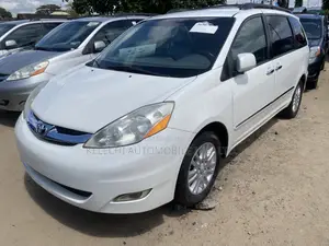 Toyota Sienna XLE 7 Passenger 2010 White