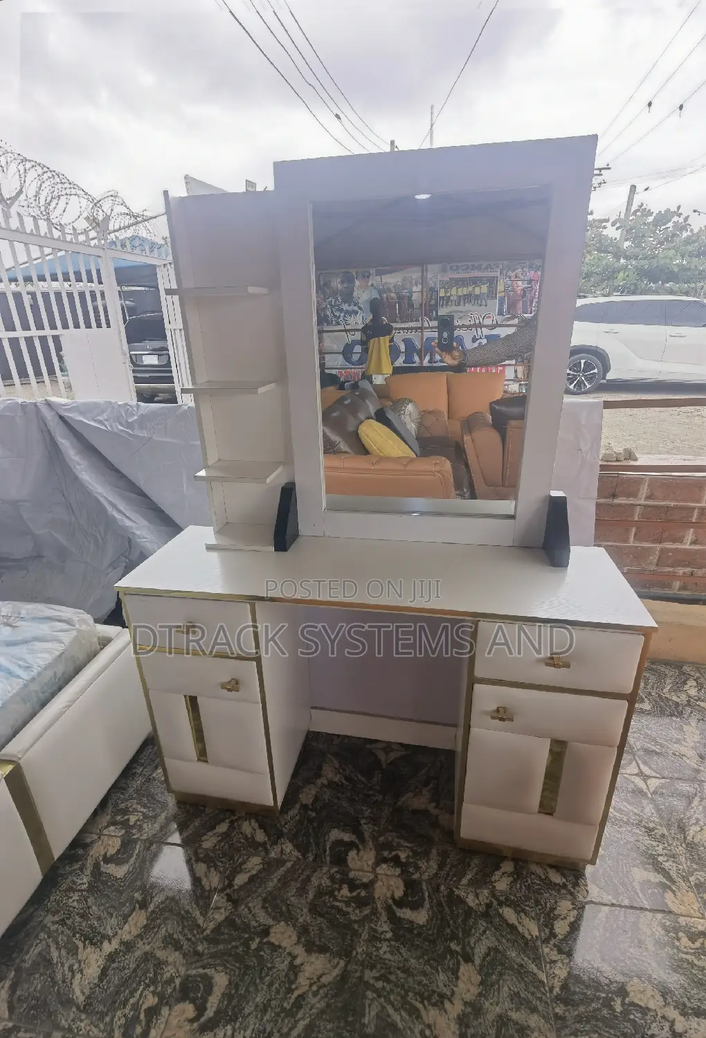 Dressing Table With Mirror