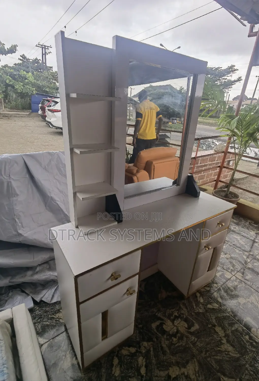 Dressing Table With Mirror