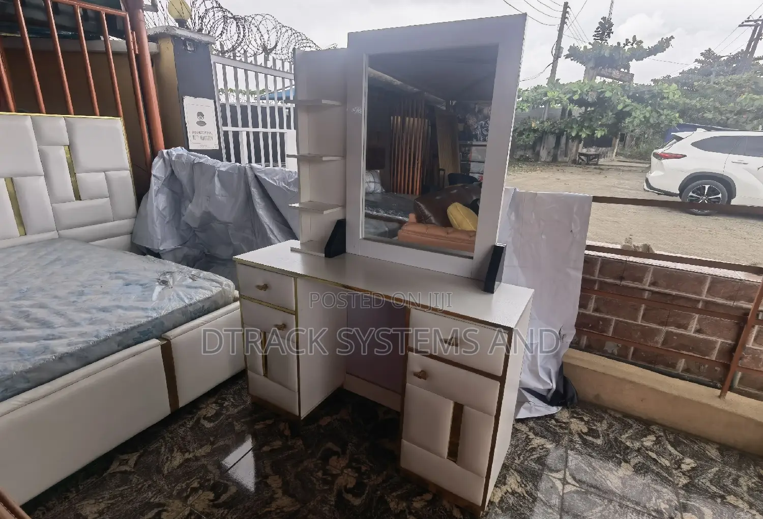 Dressing Table With Mirror