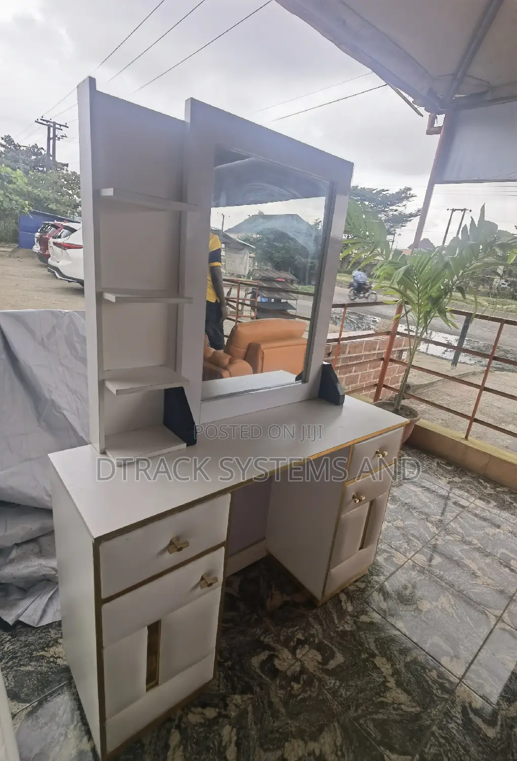 Dressing Table With Mirror