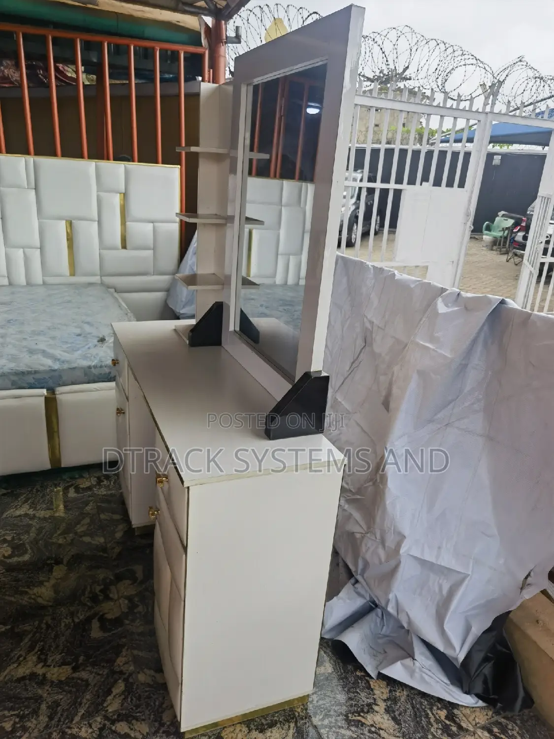 Dressing Table With Mirror
