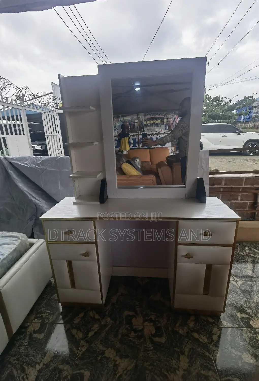 Dressing Table With Mirror