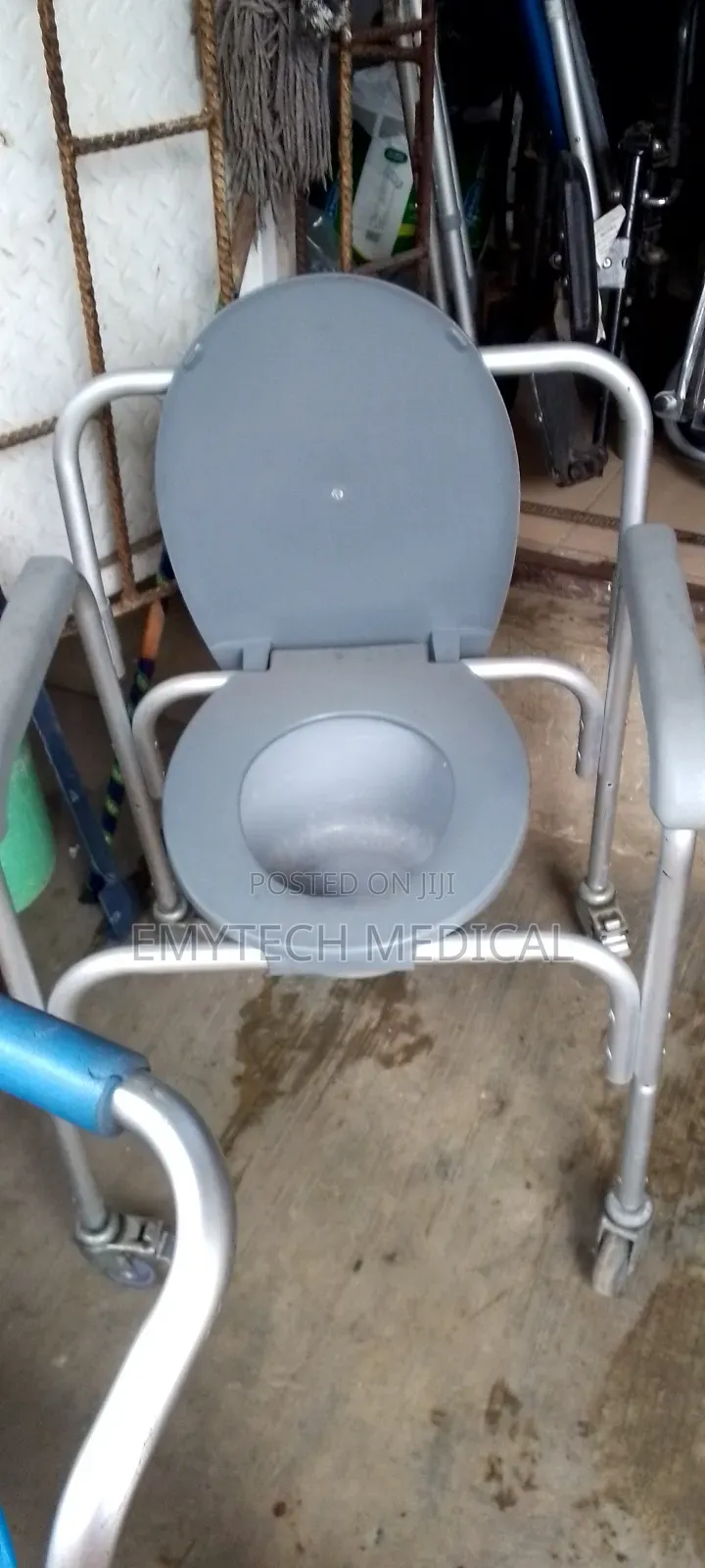 Wheelable Commode Seat